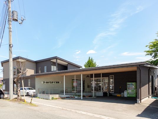 広々とした施設外観