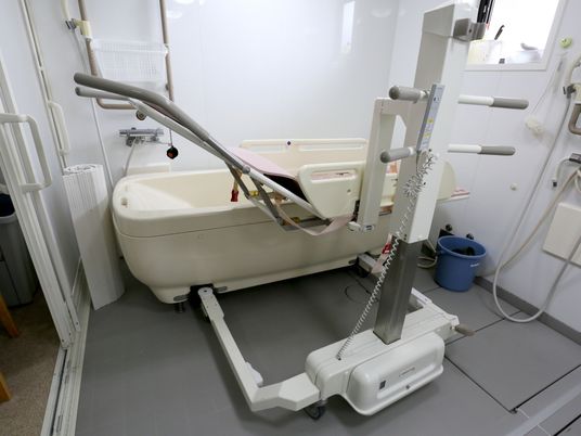 介助用バスタブとリフト