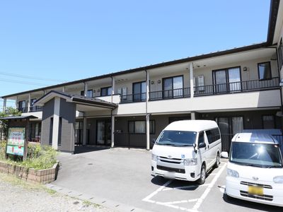 白いバンのある外観