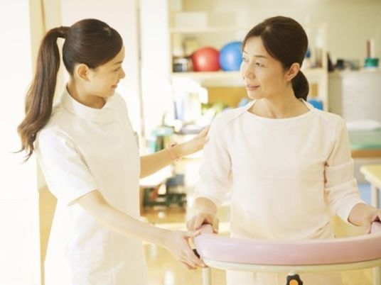 支援される女性と職員