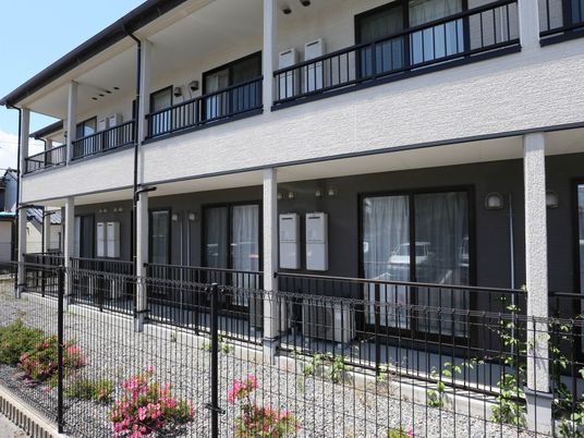 清潔感のある白い建物