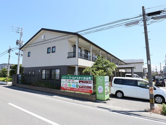 施設の外観と看板