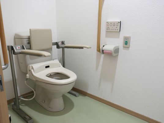 バリアフリー設計のトイレ