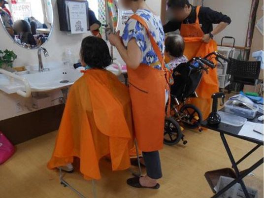 利用者ヘアカット理美容室