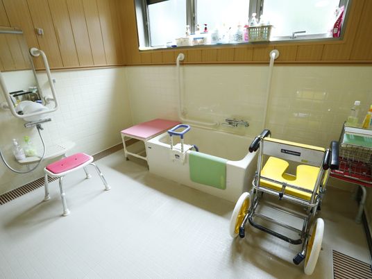 バリアフリー設計の浴室
