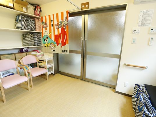 明るい和室の入口