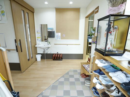 廊下にある手すりと靴箱