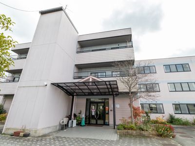 白壁の建物とエントランス