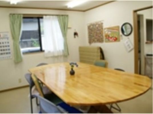 木製の大きなテーブル