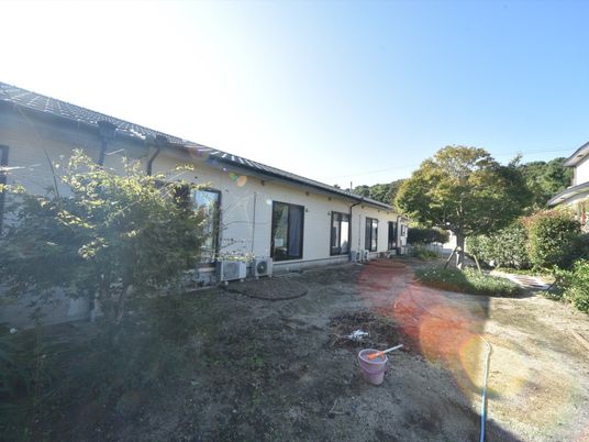 庭付きの明るい建物