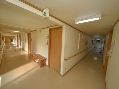 明るく広い廊下