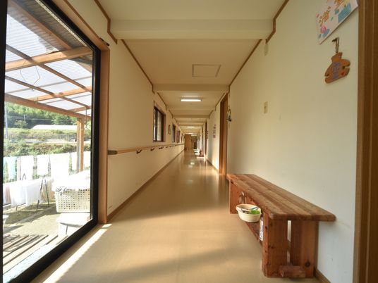 明るく広い廊下