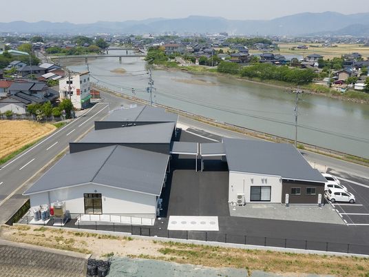 新築された白い建物外観