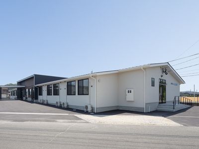 白壁の建物と駐車場