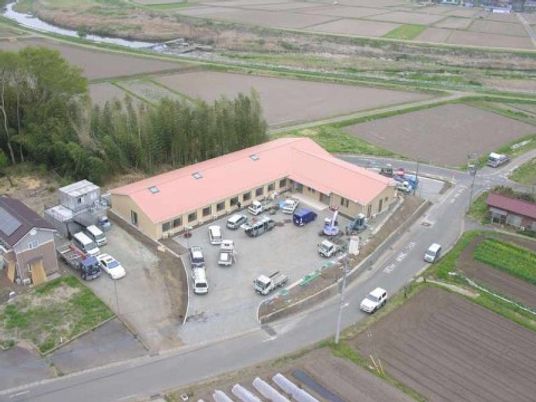 平屋建ての開放的な外観