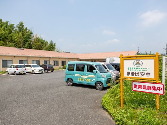 施設外観と駐車場