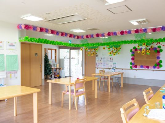 多色飾り付けのある空間