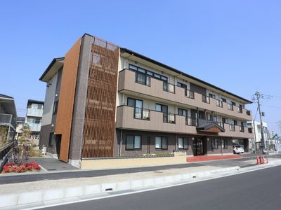 モダンな外観の建物