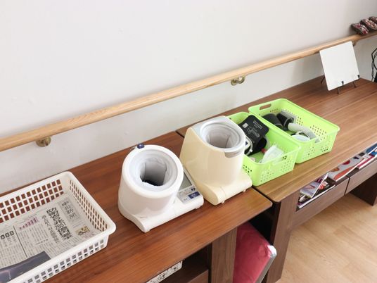 機能訓練用具の並ぶ棚