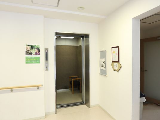 広々とした清潔な廊下
