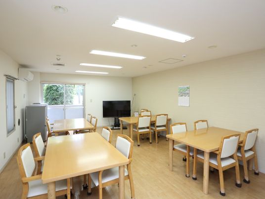 光が満ちた食堂空間