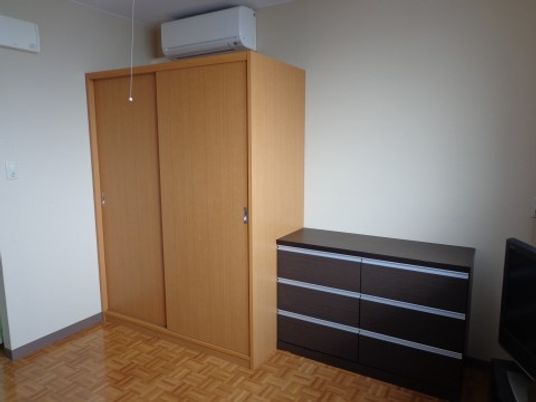 整った居室の家具