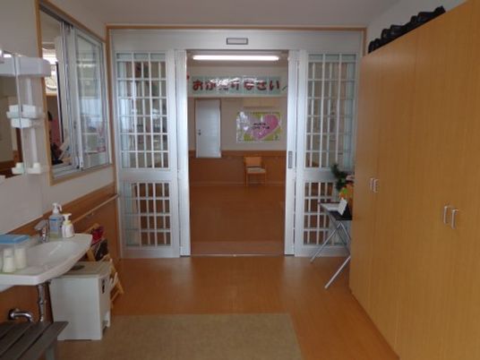 和室の明るい入口