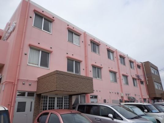 ピンクの建物の外観