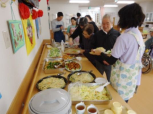 食事時の賑やかな様子