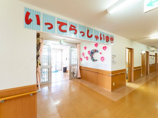 廊下に飾り付けられたハート