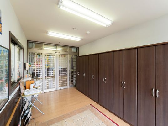 収納棚と入り口の廊下
