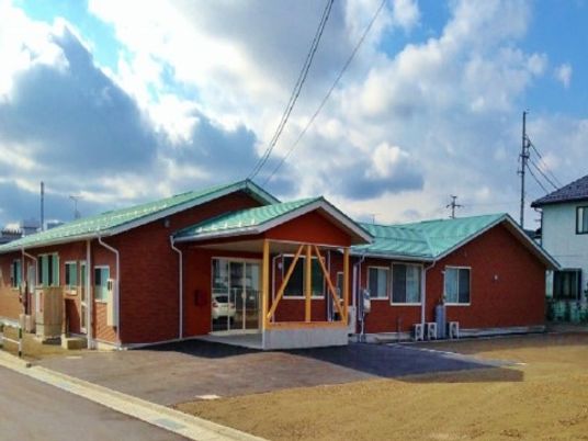明るい色の一階建て建物