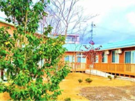 緑と建物の明るい中庭