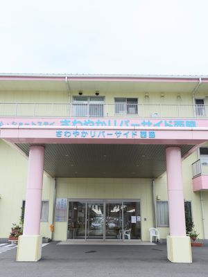 ピンクの建物のエントランス