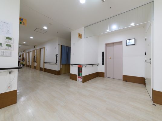 明るく清潔な廊下