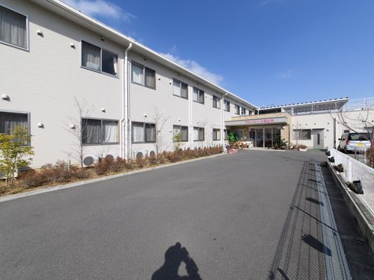 明るい外観の建物エントランス