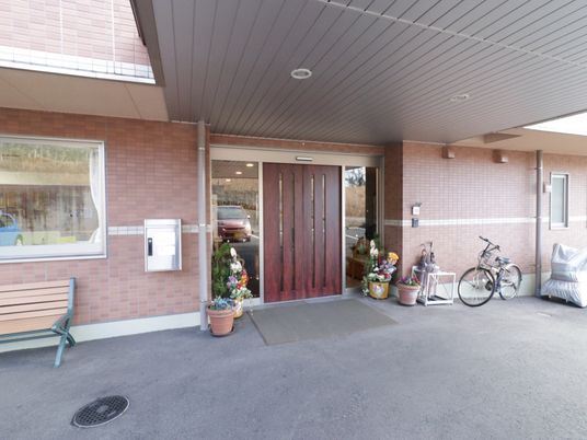 玄関前の明るいエントランス