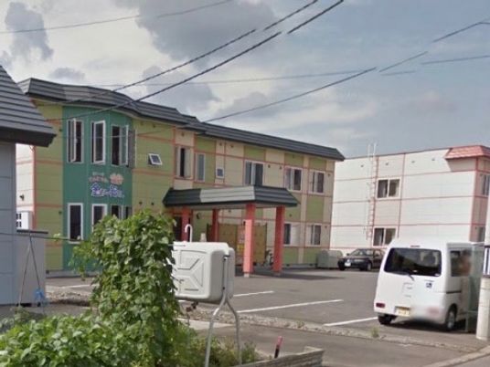 カラフルな建物のエントランス