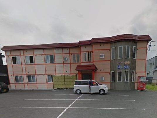 赤いラインのある建物