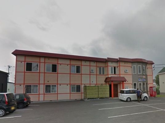外観の建物と駐車場