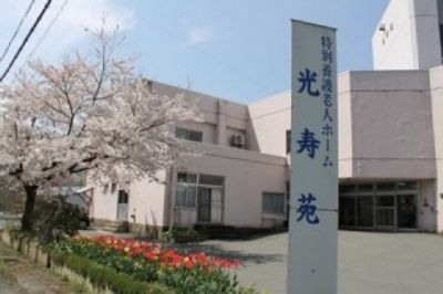 桜並木沿いの外観