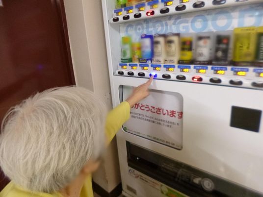 自動販売機を操作する利用者