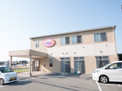 明るい外観の建物