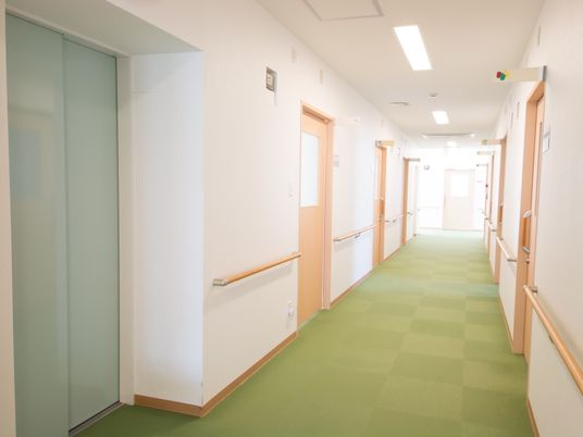 明るく清潔な廊下
