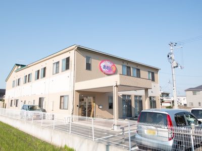 明るい外観の建物