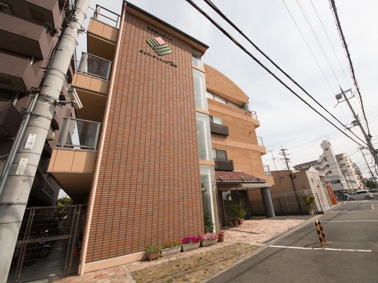 茶色の建物の外観