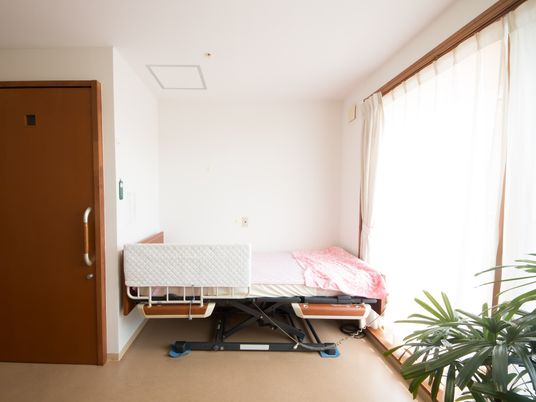 明るい居室の一角