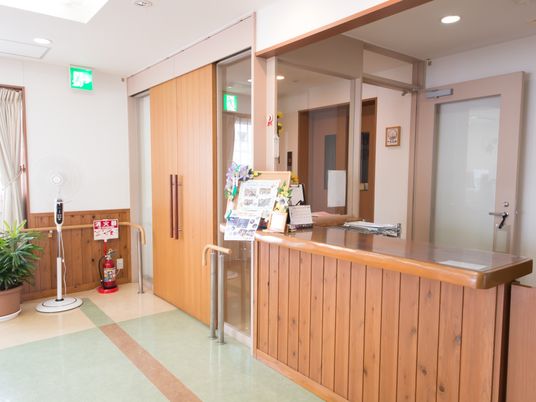 明るい受付と廊下