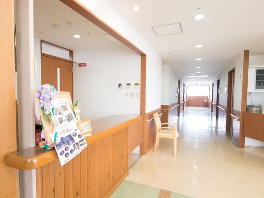 廊下に設置された情報コーナー