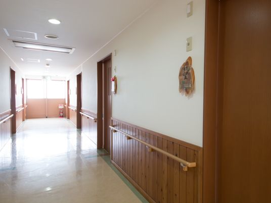 明るい手すり付き廊下
